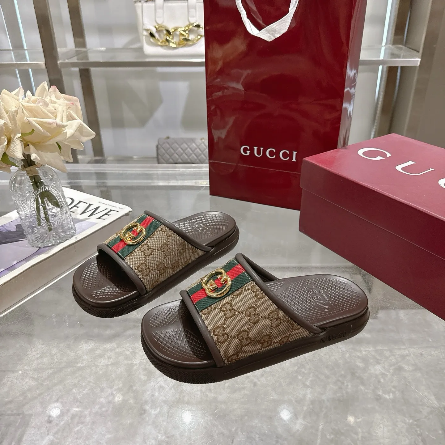 Men's Men's Shoes 💰440🌸🌸New Summer Men's Slip-On Slides This item is inspired by the summer spirit and beach clubs of the Italian coast and is part of Gucci Lido. The Pre-Fall collection reinterprets the brand's signature elements and sophisticated patterns in a contemporary way. Made from black rubber, these flat sandals feature a slip-on design that reinterprets the brand's distinctive green and red web design.  GG Classic Upper Men's Molded Rubber Footbed GG Gold Hardware Logo Flat Made in Italy Size: Men's 40 to 47,